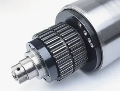 Привод шпинделя ременный, макс. частота вращения 10 000 об/мин